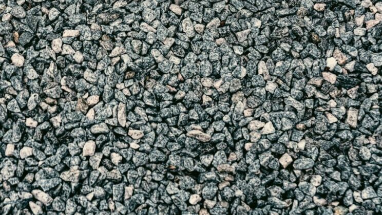Щебень в строительстве: как выбрать материал и не переплатить за доставку