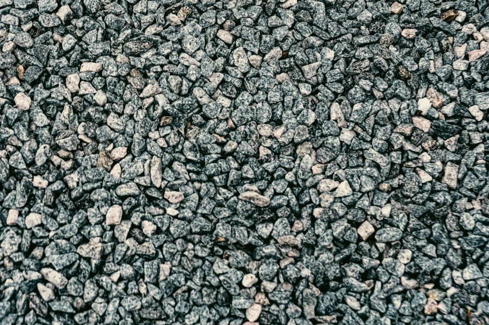 Щебень в строительстве: как выбрать материал и не переплатить за доставку